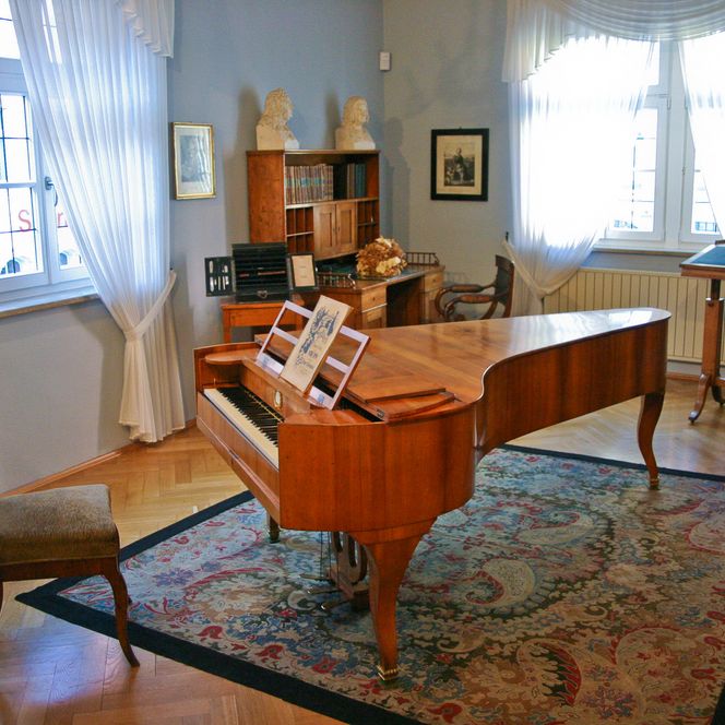In einem Zimmer im Robert Schumann Haus steht ein großer Flügel.