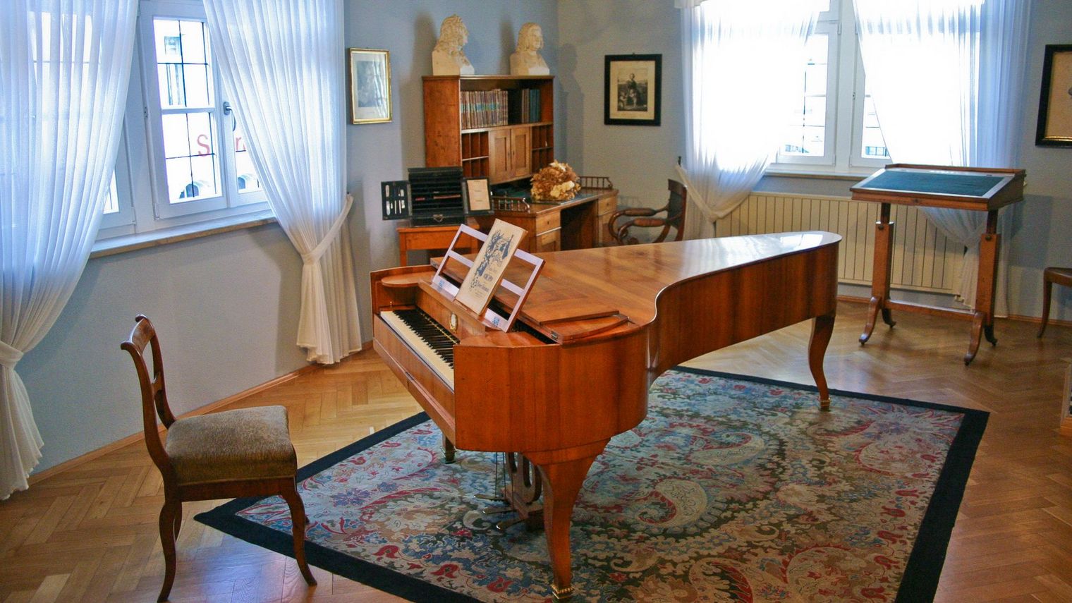In einem Zimmer im Robert Schumann Haus steht ein großer Flügel.