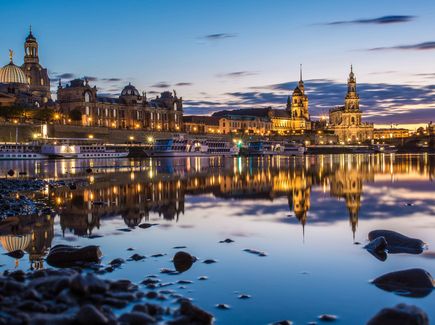 Skyline Dresden bei Nacht bei Niedrigwasser der Elbe