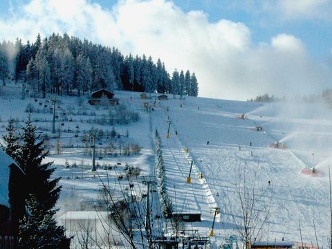Der Adlerfelsen in der Skiarena Eibenstock im Winter.