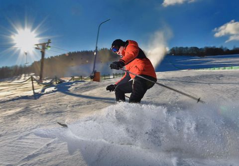 Ein Skifahrer im Schnee