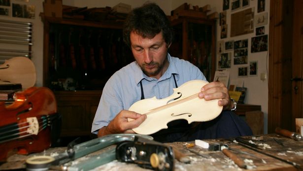 Mann arbeitet an einer Geige in einer Geigenbaumeisterei im Vogtland