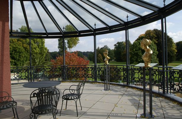 Balkon mit Blick über den Park und Büsten von den Geliebten des Fürsten