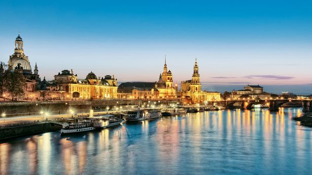 Dresden im Sonnenuntergang, im Vordergrund die Elbe