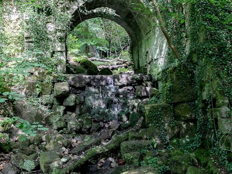 Eine Steinbrücke in einem Wald
