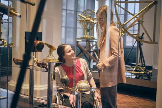 Barrierefreier Besuch im Mathematisch-Physikalischen Salon Dresden mit zwei jungen Frauen 