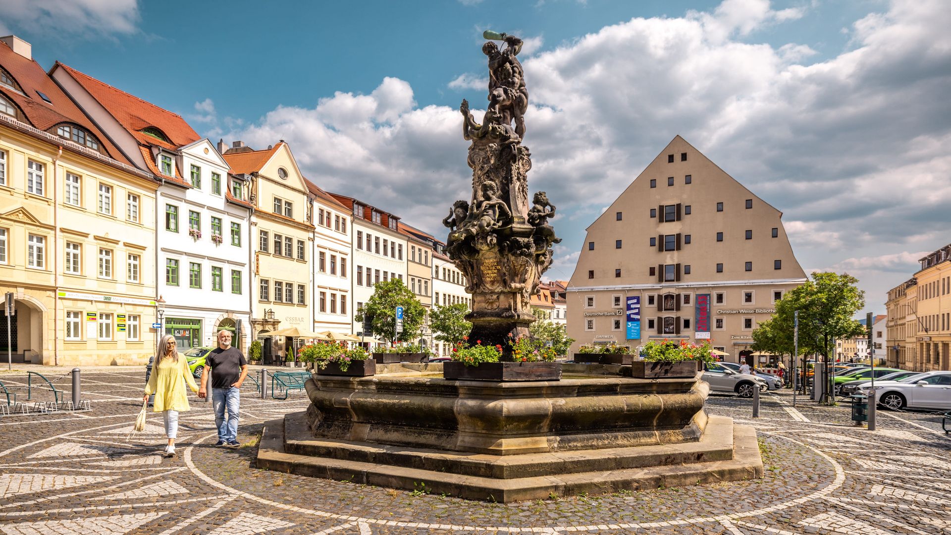 Herkulesbrunnen und Salzhaus in Zittau im Sonnenschein / Hercules fountain and salt house in Zittau in the sunshine