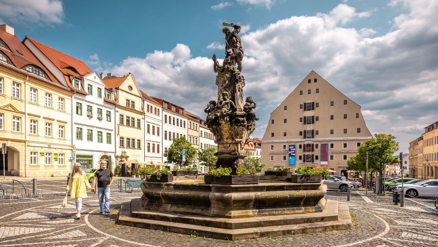 Herkulesbrunnen und Salzhaus in Zittau im Sonnenschein / Hercules fountain and salt house in Zittau in the sunshine