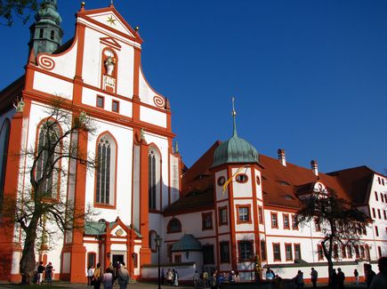 Außenfassade des Klosters in rot und weiß