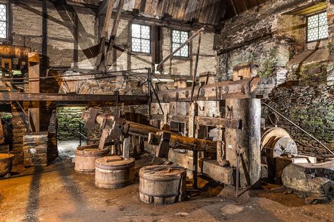 Die großen Hammer der Frohnauer Hammer stehen in einem Raum des Hammerwerks in Annaberg-Buchholz. 