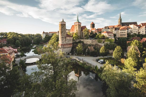 Die Alte Wasserkunst in Bautzen ist ein Wahrzeichen der Stadt. Das Gebäude steht an einer Brücke, die über die Spree führt. 