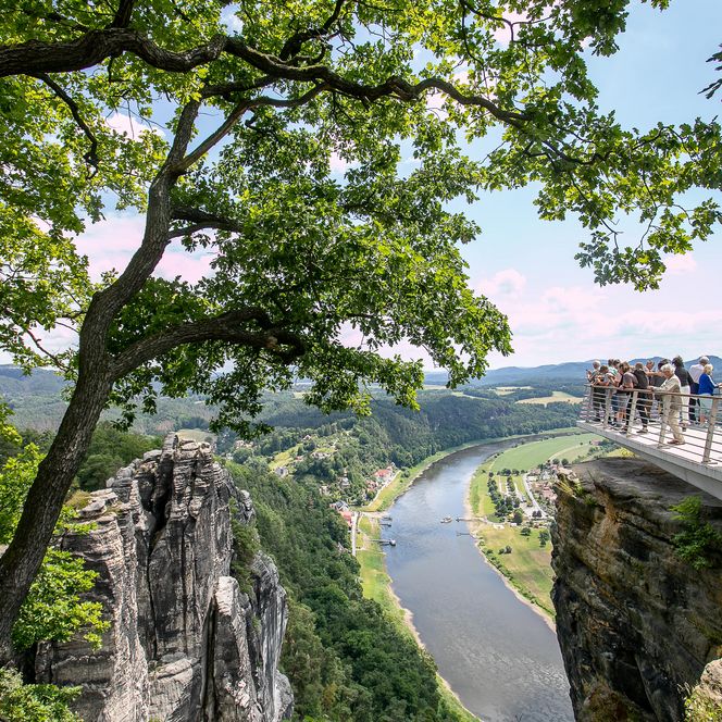 Blick auf die Basteiaussicht in die sächsische Schweiz