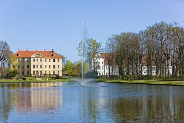 Das Zabeltitzer Palais steht am Ende des Spiegelteiches mit seinem Springbrunnen. Daneben steht das Alte Schloss.