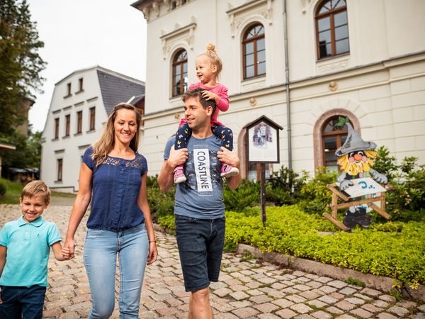 Das Foto zeigt eine Familie spazierend im familienfreundlich zertifizierten Ort Eibenstock im Erzgebirge