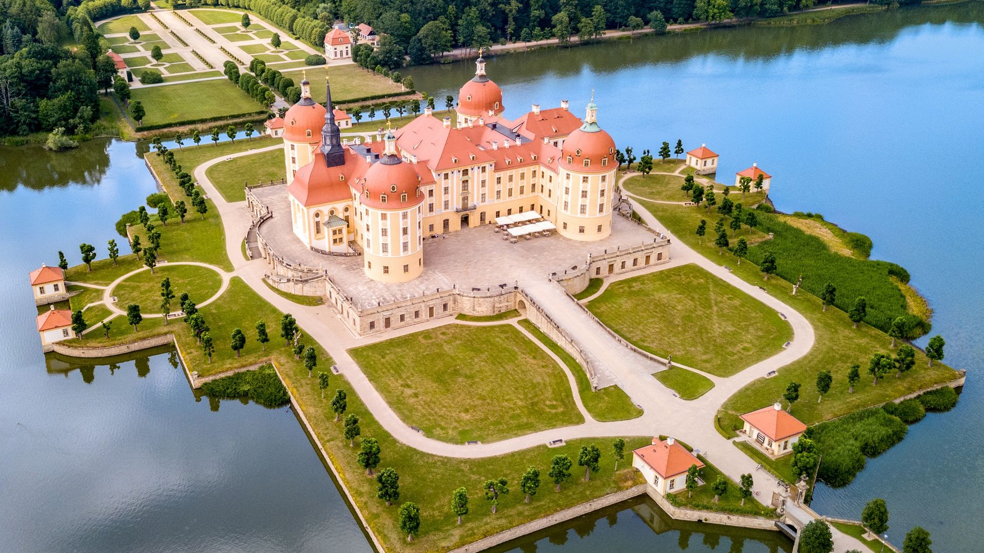 Luftaufnahme des Jagschlosses Mooritzburg. Der barocke Vierflügelbau mit seinen vier direkt mit dem Hauptbau verbundenen Türmen, ist von einem Schlossteich umgeben.