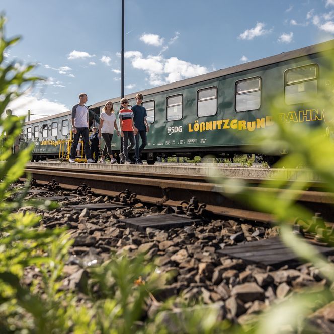 Sächsischer Weinwanderweg, Lössnitzdackel im Dresdner Elbland, Schmalspurbahn