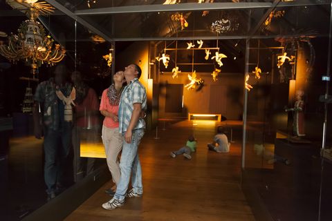 Familie bewundert die Ausstellungsräume der Manufaktur der Träume