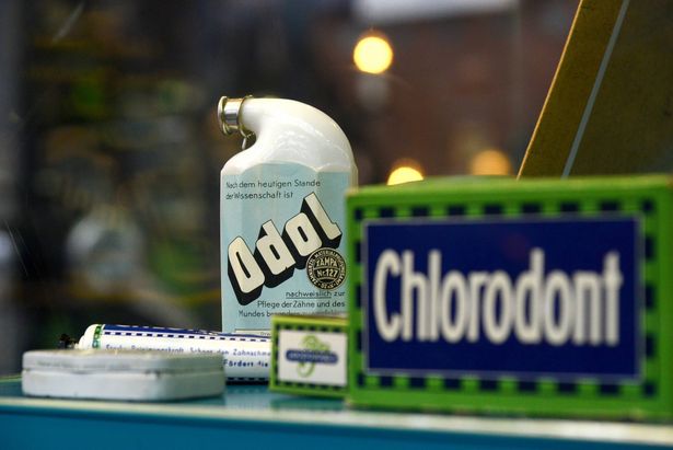 Eine Flasche Odol Mundwasser aus vergangenen Zeiten sowie andere Zahnreinigungsprodukte werden präsentiert