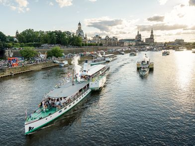 Dampfer auf der Elbe vor der Dresdner Silhouette zur Flottenparade