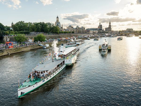 Dampfer auf der Elbe vor der Dresdner Silhouette zur Flottenparade