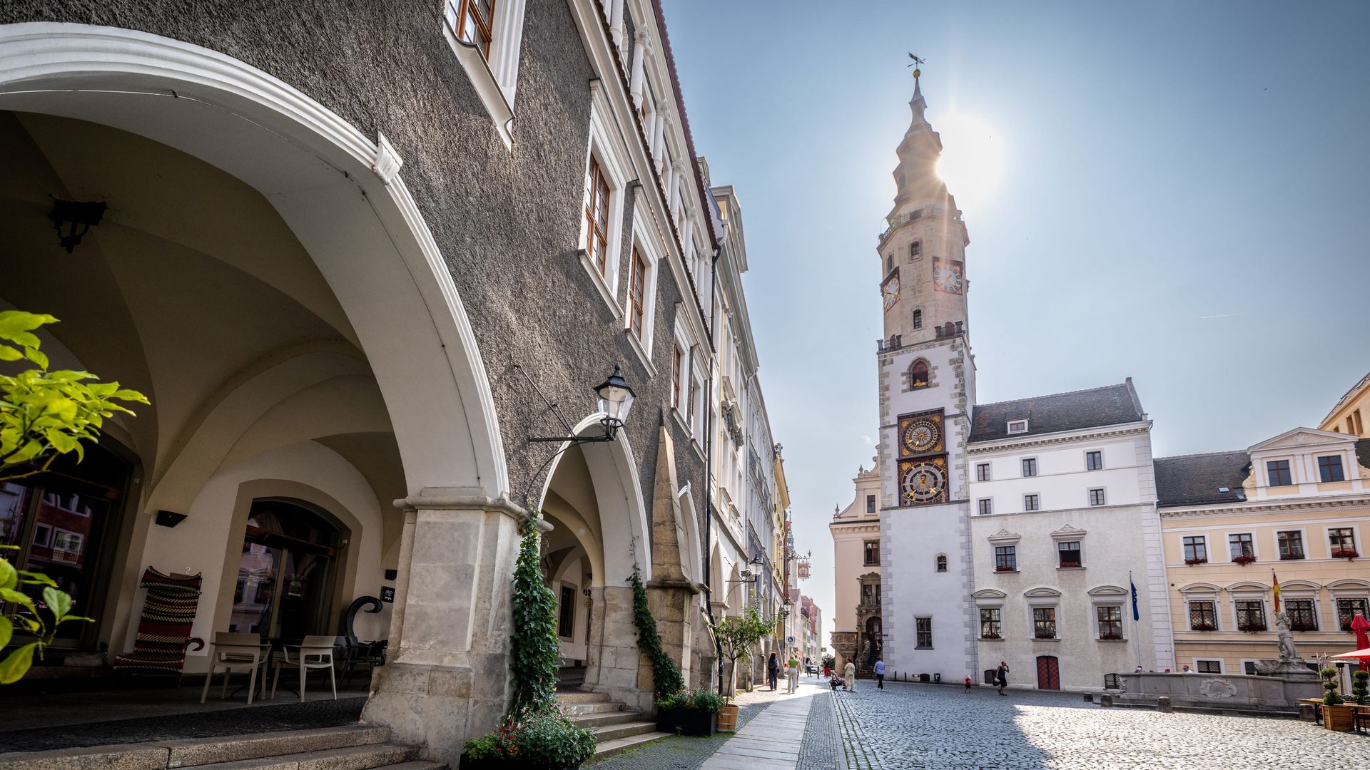 Historischer Untermarkt mit Rathausturm in Görlitz im Sonnenschein / Historic Untermarkt with town hall tower in Görlitz in the sunshine