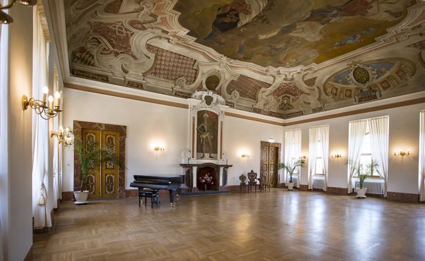 Ein Saal mit einem Flügel im Jagschloss von Kössern. 