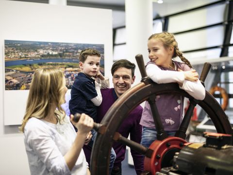 Familie steht am Steuerrad im Verkehrsmuseum Dresden