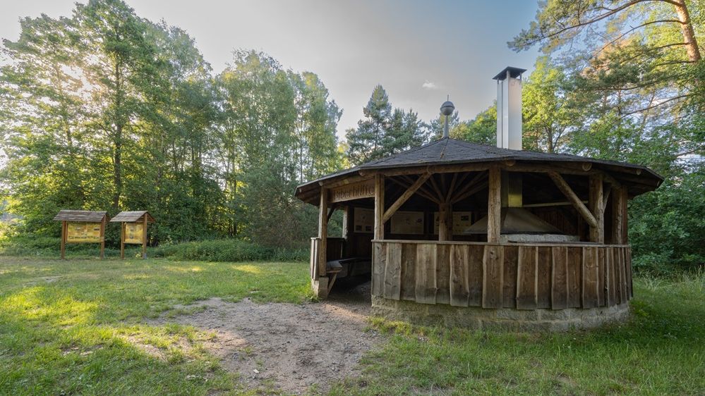 hölzerne Schutzhütte im Wildnisgebiet Königsbrücker Heide