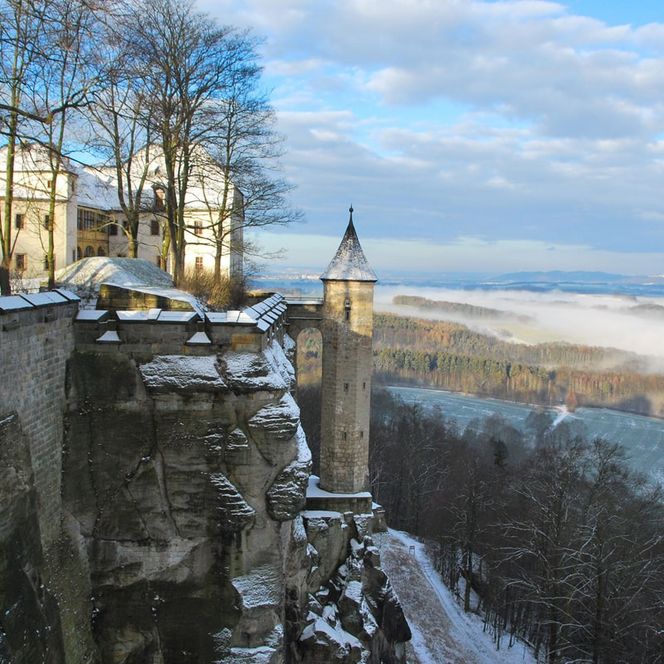 Die Festung Königstein ist von Schnee bedeckt.
