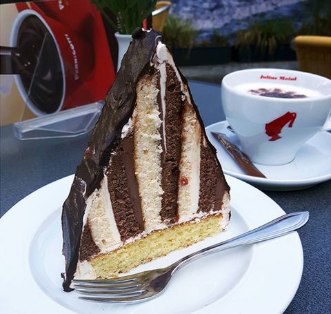 Tortenstück aus hellem und dunklem Biskuit das zu einer Spitze geformt ist