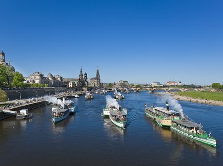 Blick von leicht oben auf die Elbe, wo die Dampfparade in Dresden stattfindet 