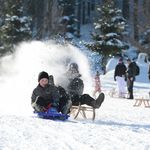 Kind rodelt im Winter