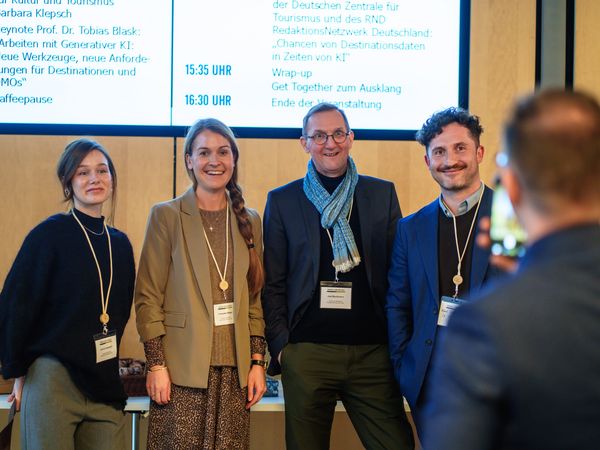 Das Foto zeigt Mitarbeiterinnen und Mitarbeiter der TMGS und Saint Elmo's Tourism bei einer Veranstaltung