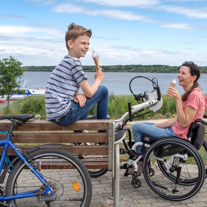 Handbike-Tour um den Senfenterberg See, Eis essen