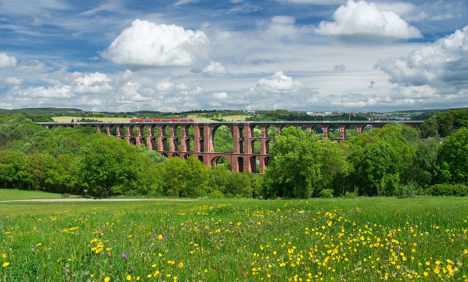 Qualitätswanderweg Vogtland Panorama Weg, Blick auf die Göltzschtalbrücke, größte Ziegelsteinbrücke der Welt