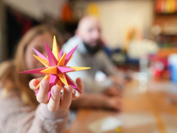 Herrnhuter Sterne Das Foto zeigt die Fertigung Herrnhuter Sterne