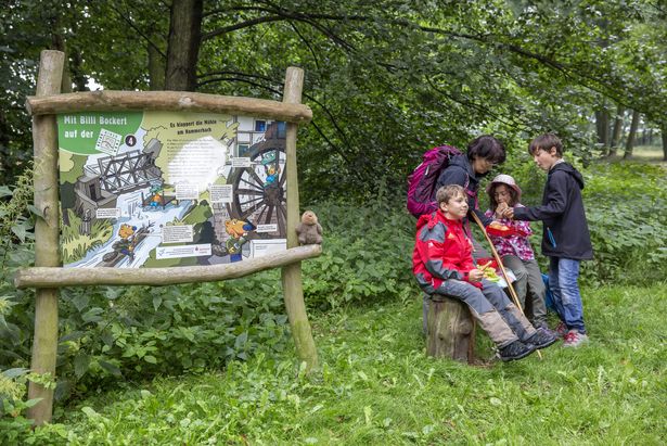 Heide_Biber_Tour Eine Familie macht Pause in einem Wald
