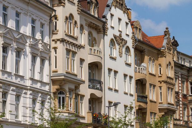 Die Fassaden der Häuser auf der Bahnhofstraße in Zittau sind im Jugendstil errichtet. 