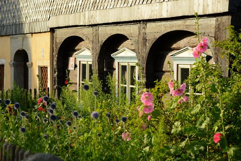 Der Teil eines Umgebindehauses mit einem Garten in Obercunnersdorf in der Oberlausitz. 