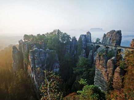 Das Elbsandsteingebirge mit der Basteibrücke.