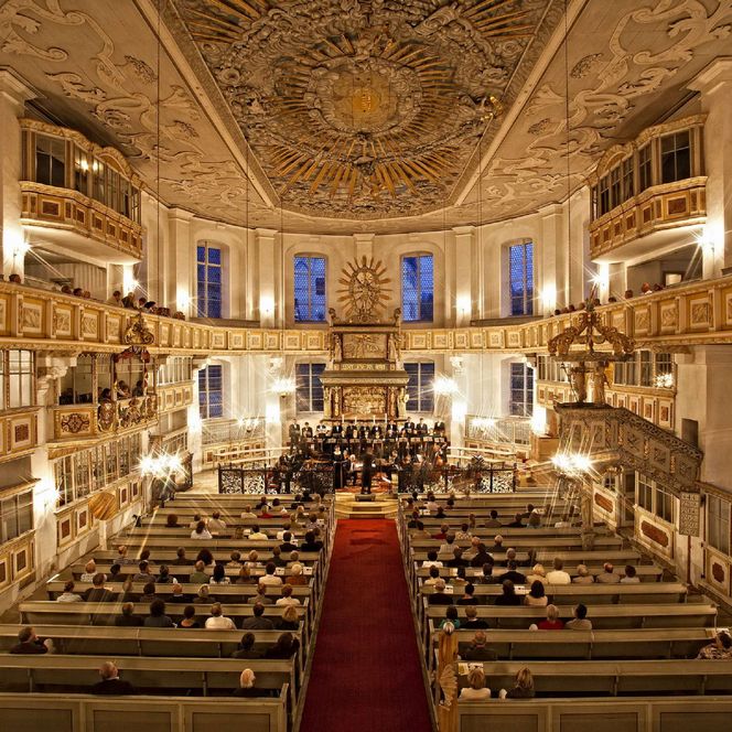 Die Kirche St. Georgen in Schwarzenberg von innen. Es findet gerade ein Konzert statt, das von Zuhörern besucht wird. 
