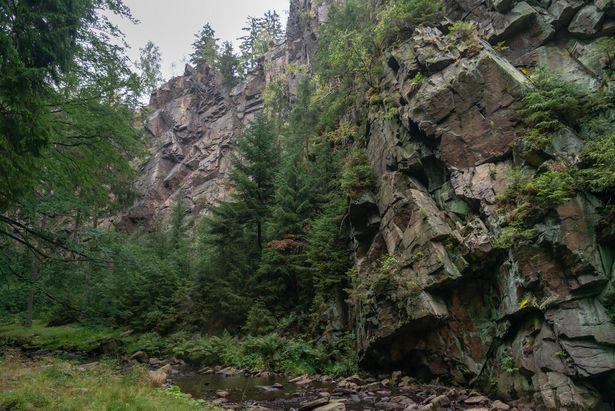 Die Schwarze Pockau fließt durch das Schwarzwassertal durch die Felslandschaft bei Pobershau.