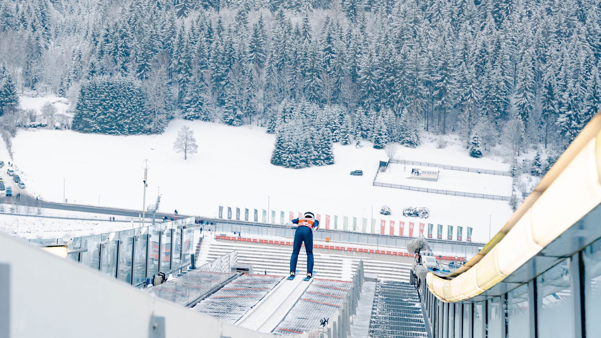 Skispringer setzt zum Sprung vom Schanzentisch der Skisprungschanze Klingenthal an. 