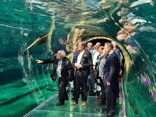 Zoodirektor Jörg Junhold und Leipzigs Oberbürgermeister Jung im 360-Grad-Tunnel im Feuerland