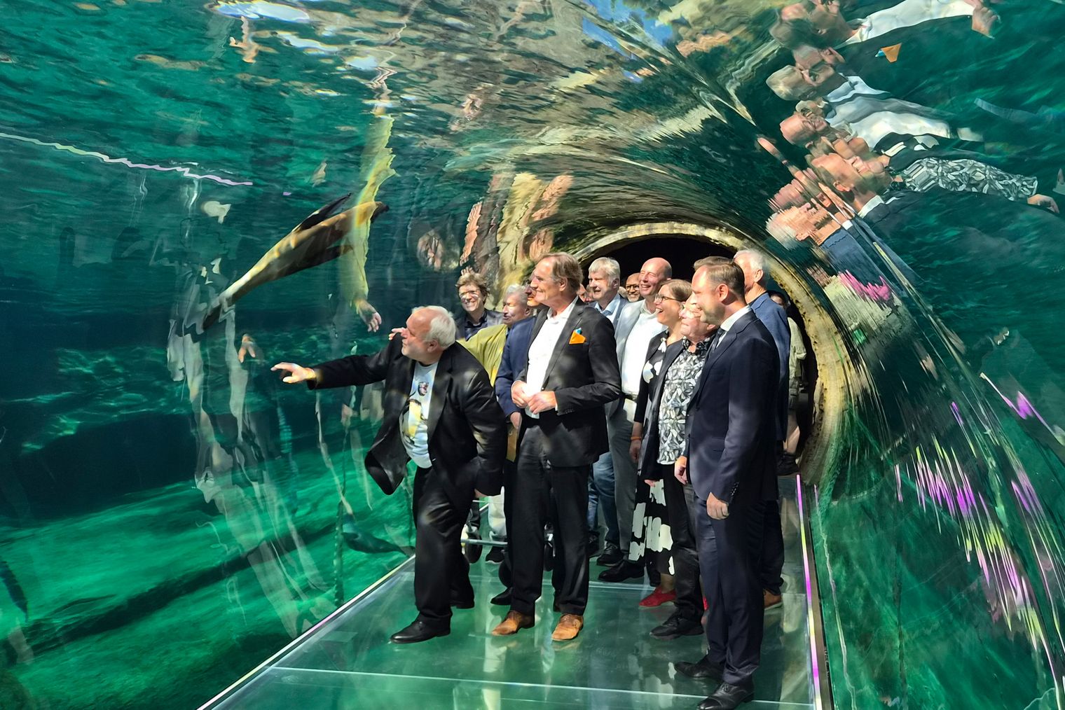 Zoodirektor Jörg Junhold und Leipzigs Oberbürgermeister Jung im 360-Grad-Tunnel im Feuerland