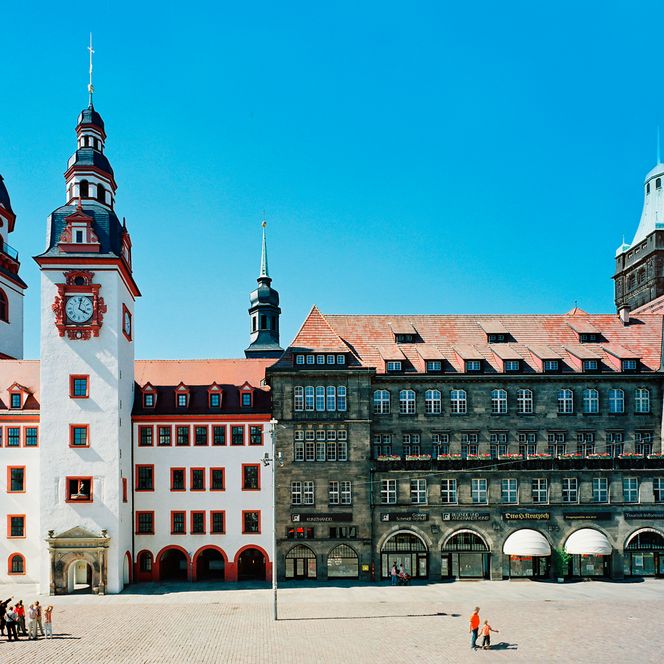 Auf dem Markt in Chemnitz stehen das alte und das neue Rathaus. 
