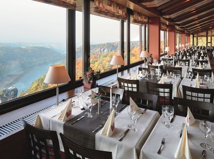 Blick vom Panoramarestaurant Berghotel Bastei in Lohmen, Sächsische Schweiz auf die Elbe