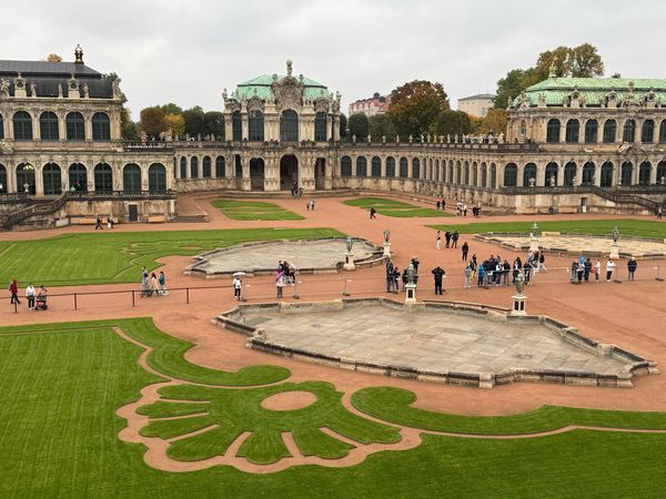 Wiedereröffnetes Innenhof des Zwingers Wiedereröffnetes Innenhof des Zwingers