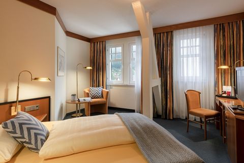 Gemütliches Zimmer mit Doppelbett
