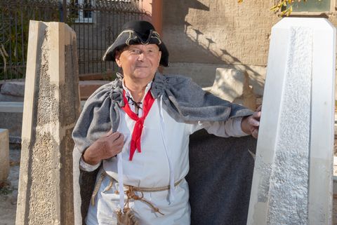 Der Gästeführer Rudolf Brendel ist als Steinmetz verkleidet. Er führt die Besucher durch Kössern. 